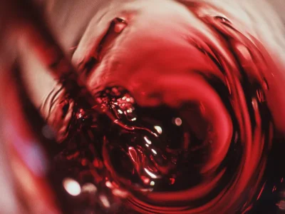 jkarppa 60873 redwine moving in glass macro 90 mm lens f8 mamiy 8fbba638 5843 41cf bf27 776d0a167d0a pour c&eacute;pages rouges