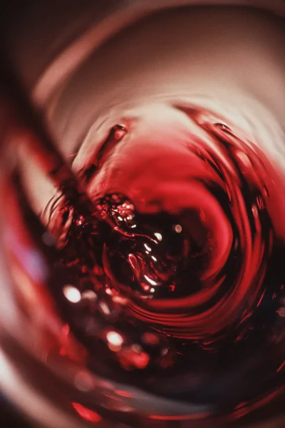 Les principaux cépages de vin : guide complet pour les amateurs jkarppa 60873 redwine moving in glass macro 90 mm lens f8 mamiy 8fbba638 5843 41cf bf27 776d0a167d0a pour Les principaux